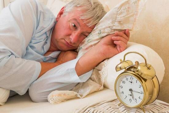 Mất ngủ ở người già được gây ra bởi nhiều nguyên nhân