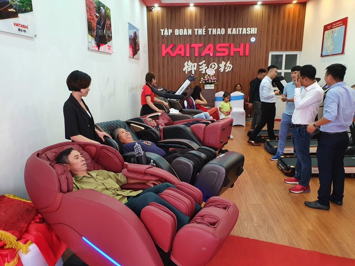 Khách hàng trải nghiệm ghế massage tại Kaitashi Hưng Yên 
