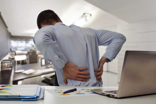 Ngồi lâu bị đau lưng có thể là biểu hiện của bệnh thoát vị nghĩa đệm