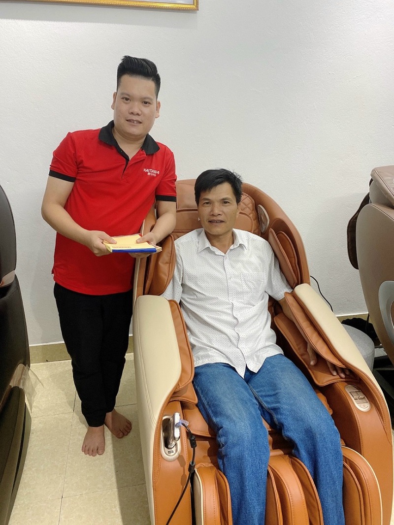 Khách hàng trải nghiệm ghế massage tại cửa hàng Kaitashi Việt Trì