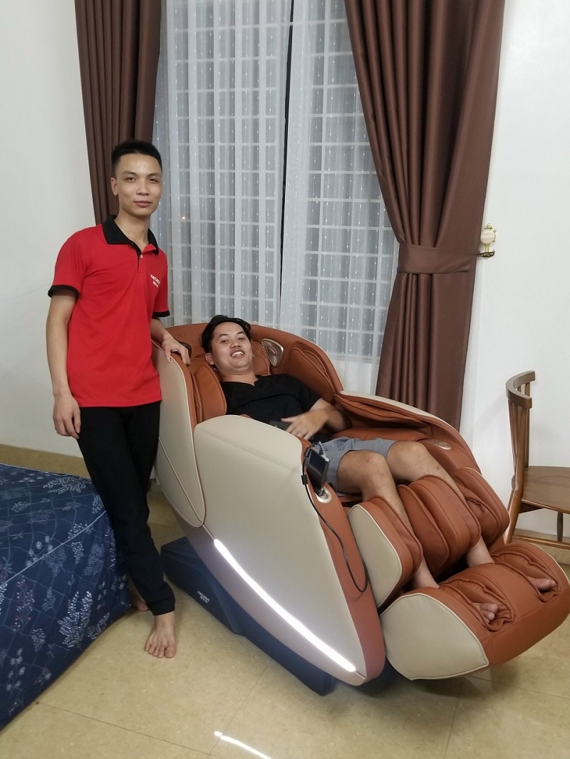 Khách hàng trải nghiệm ghế massage tại cửa hàng Kaitashi Việt Trì