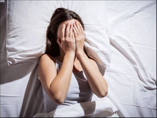 Ngủ không sâu, đột ngột tỉnh giấc,... là những biểu hiện phổ biến nhất của việc bị thiếu máu não