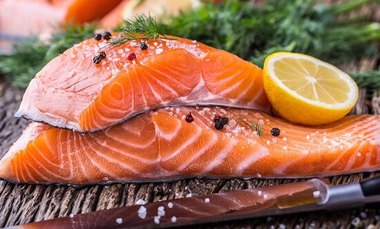 Thịt cá hồi chứa rất nhiều chất có lợi cho não bộ