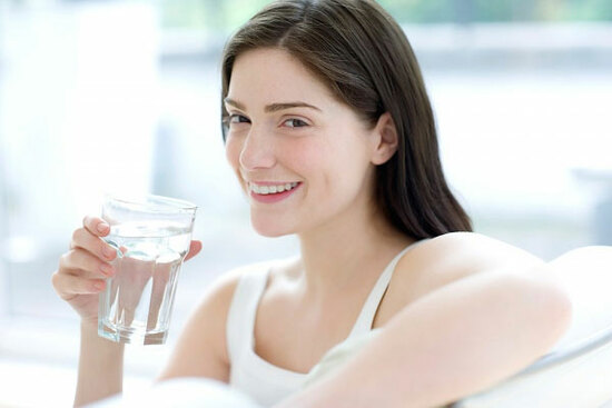 Đảm bảo cung cấp đủ nước trong thực đơn giảm cân sau sinh của bạn