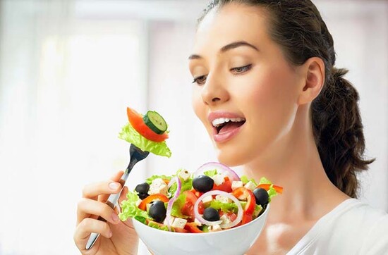 Thực đơn giảm cân sau sinh phải đảm bảo cung cấp đầy đủ rau và hoa quả