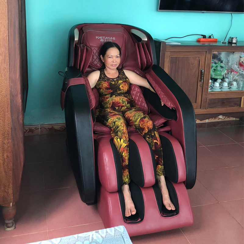 Cô Hoa tại Cần Thơ trải nghiệm ghế massage Kaitashi KS-600