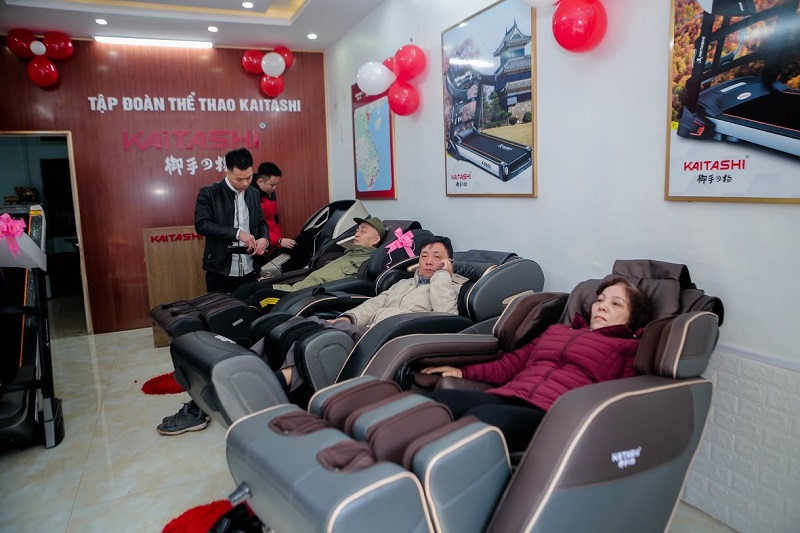 khách hàng trải nghiệm miễn phí ghế massage Kaitashi 
