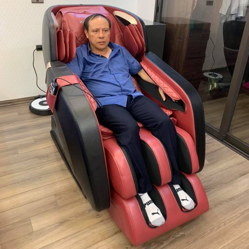 khách trải nghiệm ghế massage Kaitashi