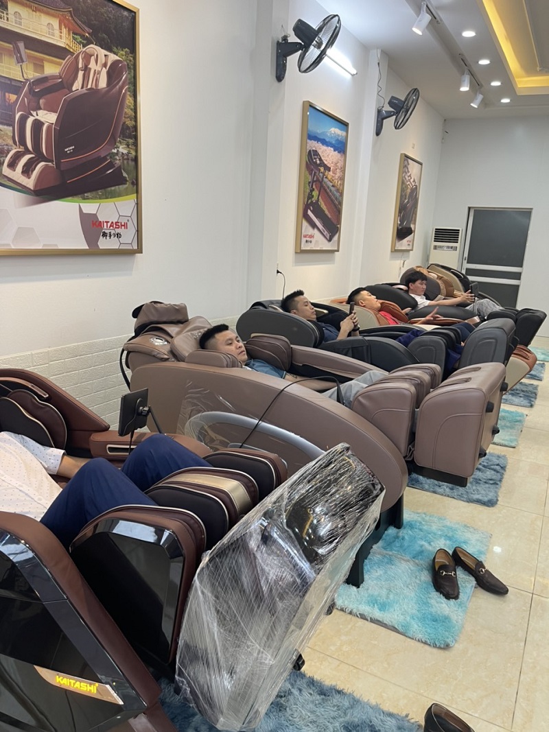 Khách hàng trực tiếp trải nghiệm ghế massage tại showroom 