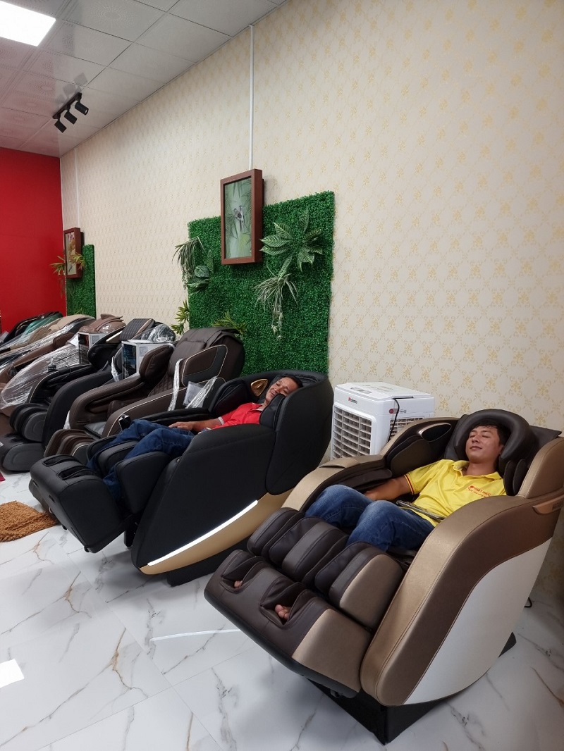 Hình ảnh khách hàng tin dùng ghế massage toàn thân Kaitashi tại Đồng Tháp 