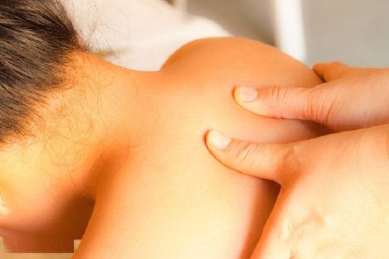 Hướng Dẫn Bấm Huyệt Chữa Đau Vai Gáy Đơn Giản Và Hiệu Quả